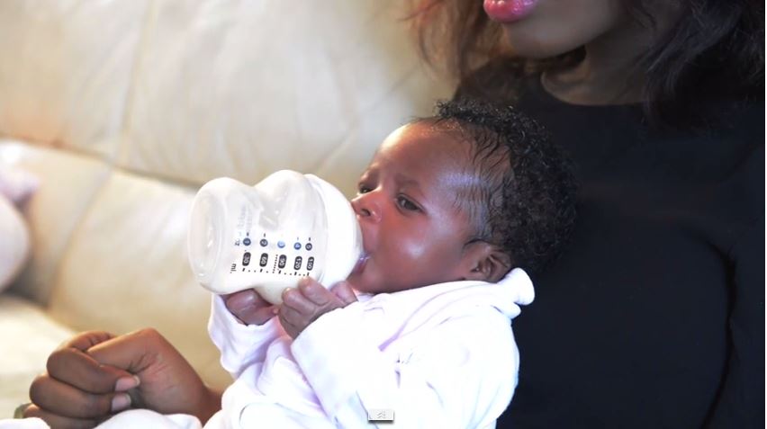 Amara Chiedozie is the newborn baby who was able to hold her bottle since she was three days old #amarachiedozie #onyichiedozie @dailyentertainmentnews #newbornbaby #bottle